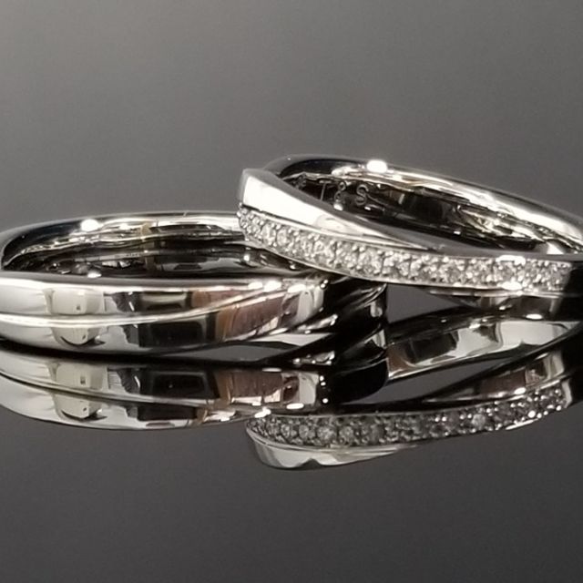 スタイリッシュなクロスデザインの結婚指輪