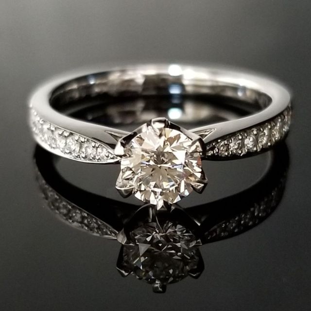 重厚かつエレガント、鍛造製法でお造りした婚約指輪