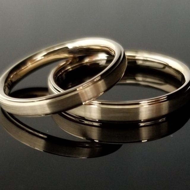 シャンパンゴールドとヘアラインが美しい結婚指輪
