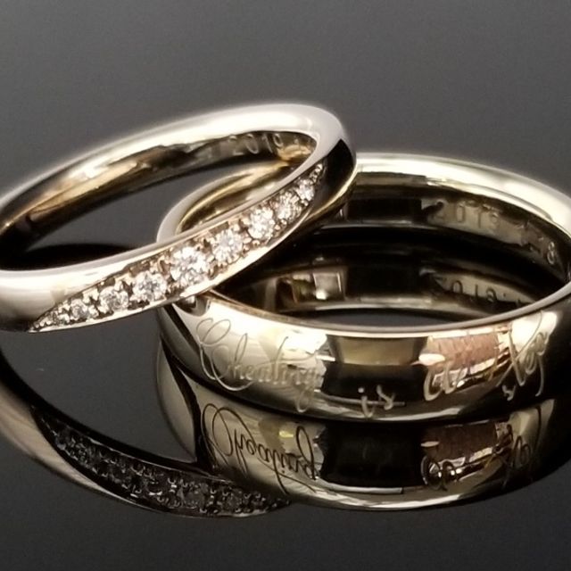 レーザーにて綺麗に刻印をした美しい仕上がりの鍛造指輪