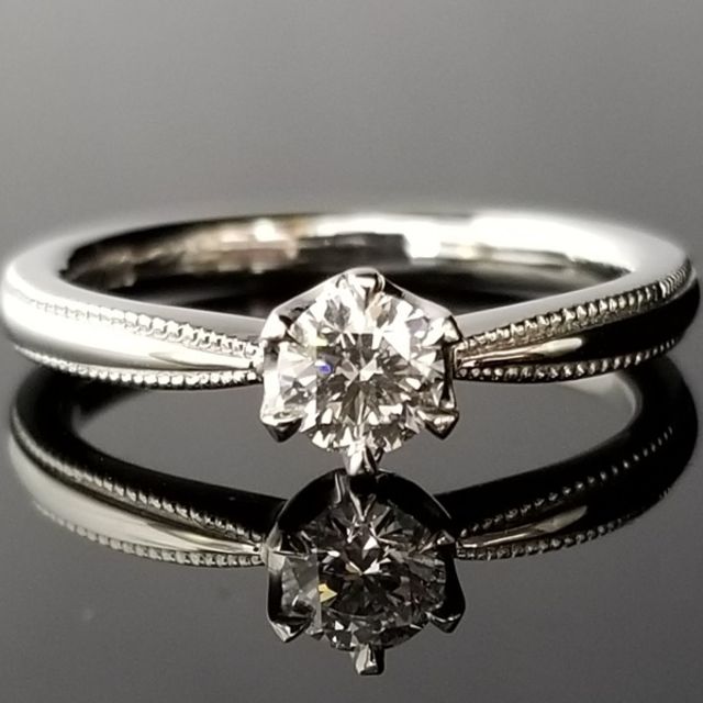ミル打ちがクラシックなご婚約指輪