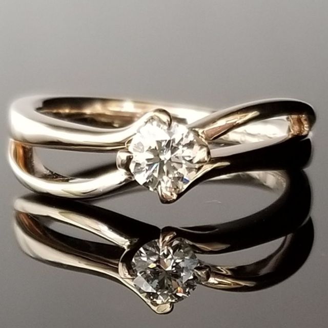 女性らしいウェーブとお手元に馴染む鍛造リング