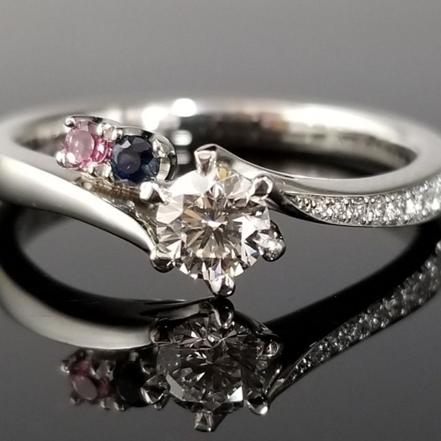 2人の誕生石を用いたご婚約指輪