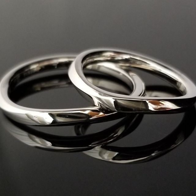 重厚感溢れる緩やかなS字ウェーブデザインの結婚指輪