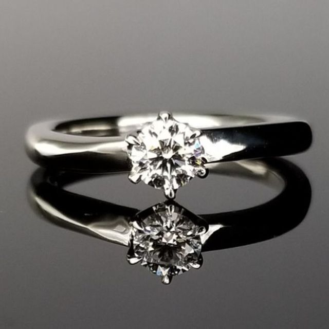 結婚指輪との重ね着けも楽しめるセットリング