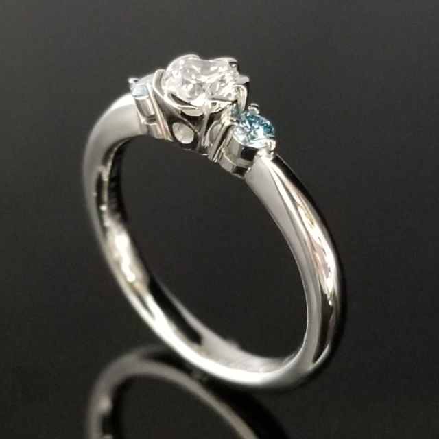 お花デザインの婚約指輪