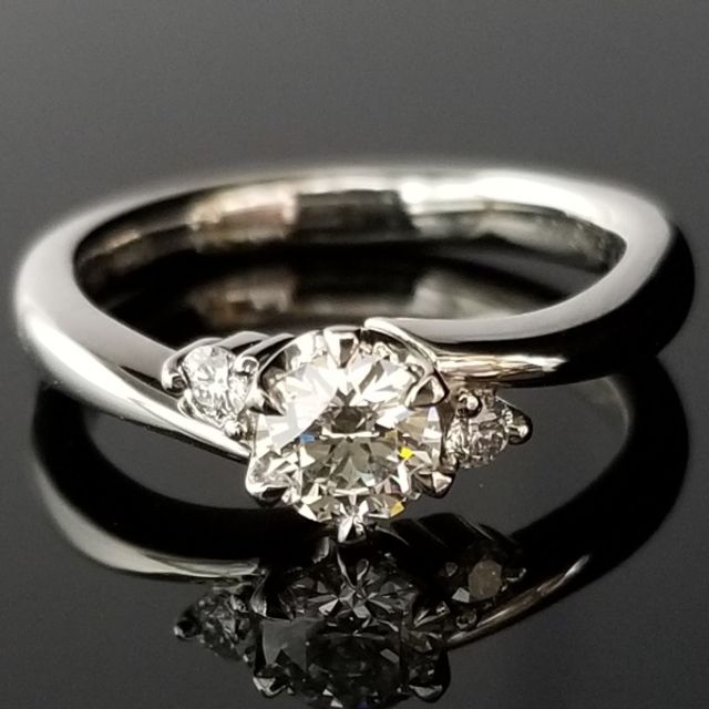 こだわりダイヤの挟み込みデザイン