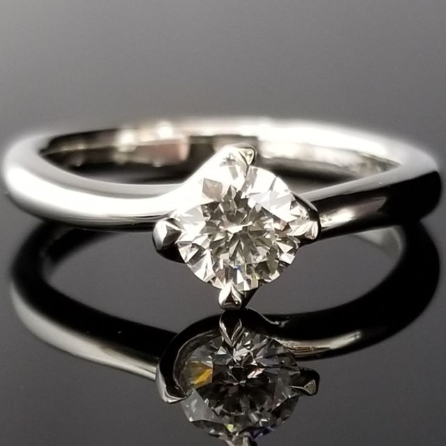 アームから伸びた爪(シャトン)が美しい職人技の1本