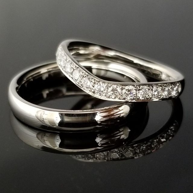 ダイヤモンドとプラチナが輝くデザインの結婚指輪