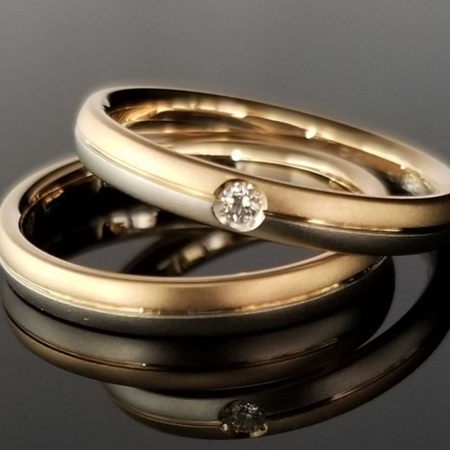 コーラルゴールドとプラチナ2色の鍛造指輪