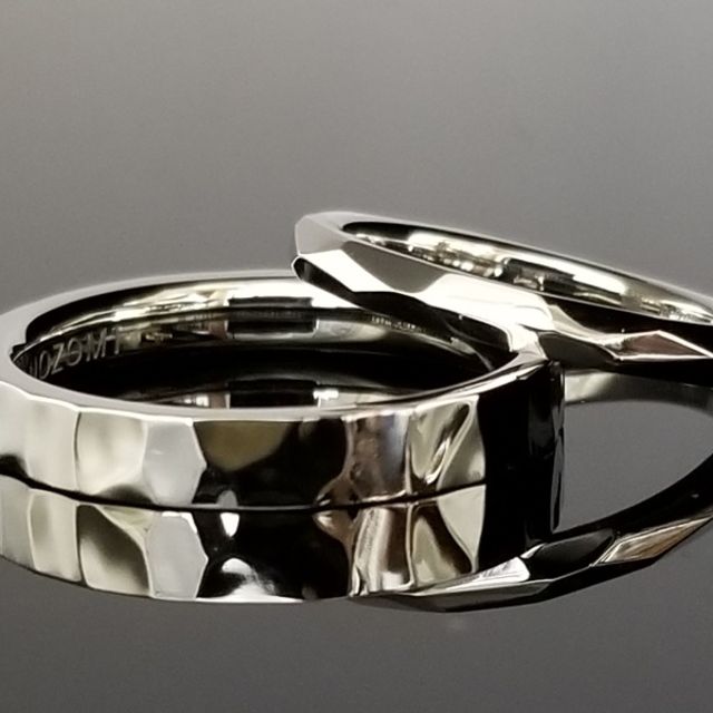 TANZOならでは槌目デザインは輝かしい結婚指輪