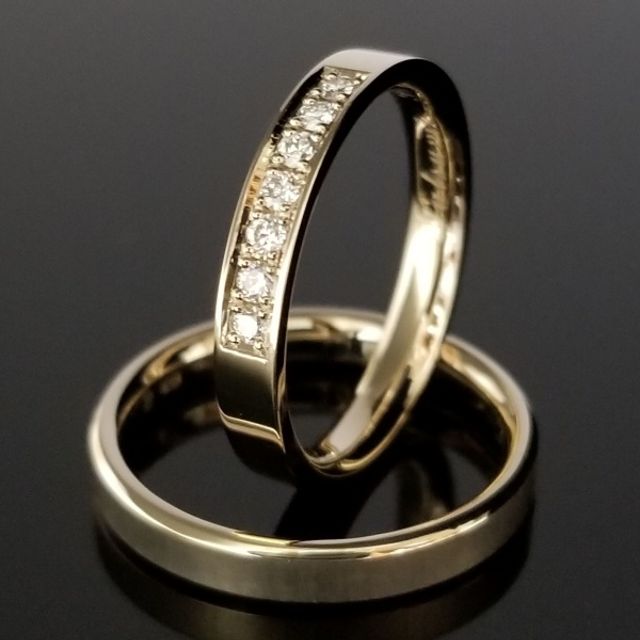 ゴールドがお手元を美しく輝かしく見せる結婚指輪