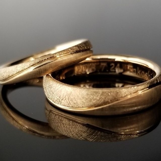 ピンクゴールドを幅広に、ラインで個性的な結婚指輪