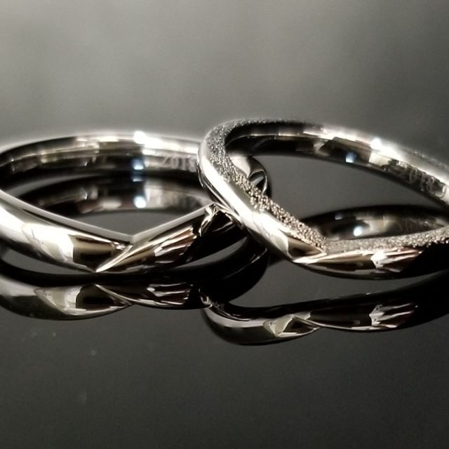 鍛造製法で鍛え丸みをつけたV字デザインの結婚指輪