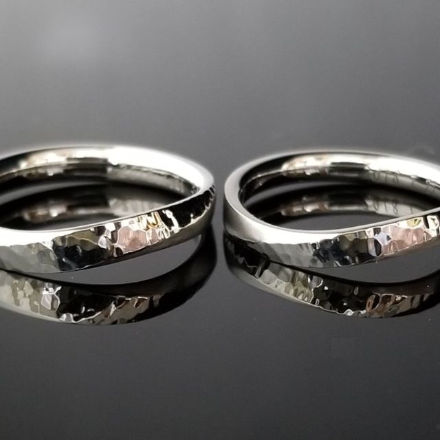 柔らかなS字ウェ―ブと槌目の輝きが交わる鍛造指輪