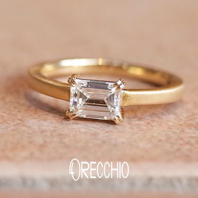 ＜aman～アマン＞AE-1302　エメラルドカットダイヤを横向きにして２本爪で留めたシンプルながら拘りの詰まった指輪　