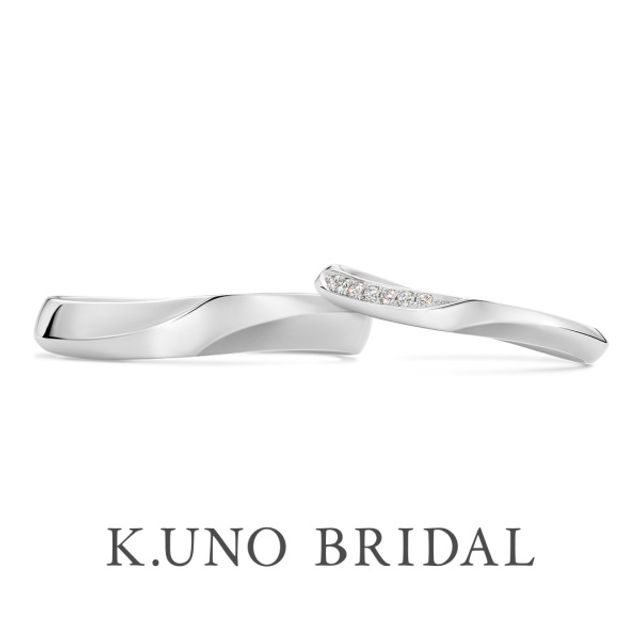 【フォルテ】特徴的な面のウェーブがアクセントのマリッジリング
