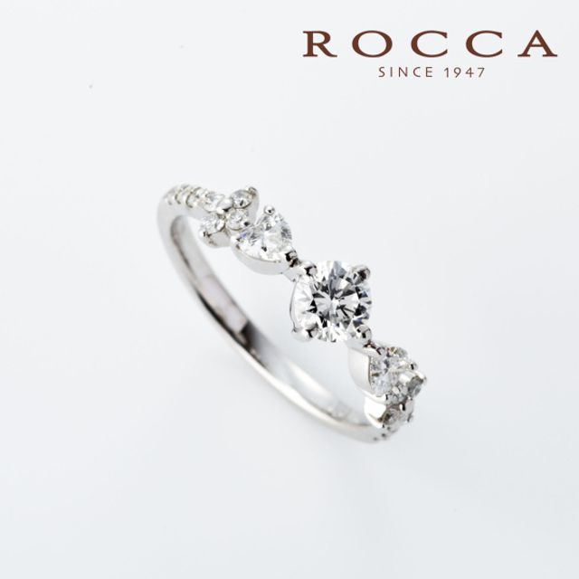 【ROCCA】サイドにあしらわれたハートのダイヤモンドが可愛いエンゲージリング OEM2