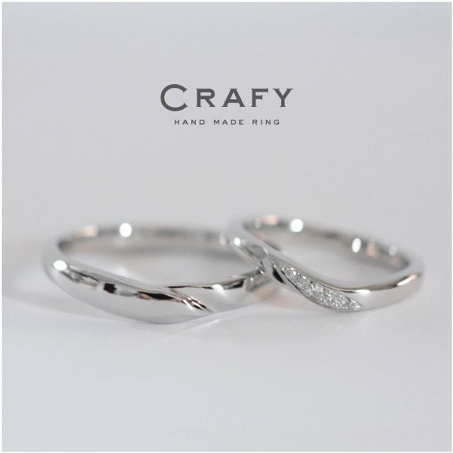 【ふたりで手作り】婚約指輪との重ねつけも！プラチナのV字結婚指輪